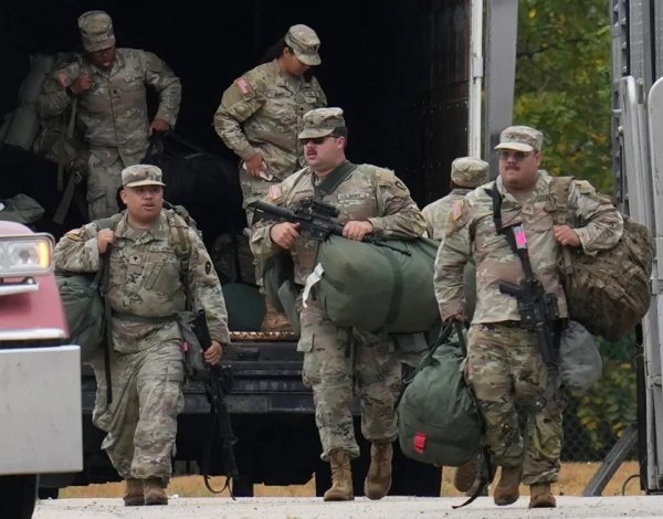 中国股票配资网 美防长抨击军中肥胖后，一张照片引发网友群嘲